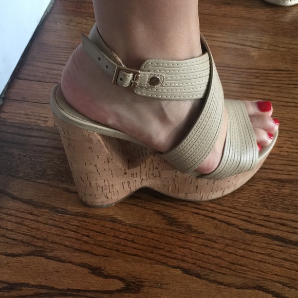 FERGIE MUDE WEDGES IN GREAT CONDITION - Picture 2 of 2
